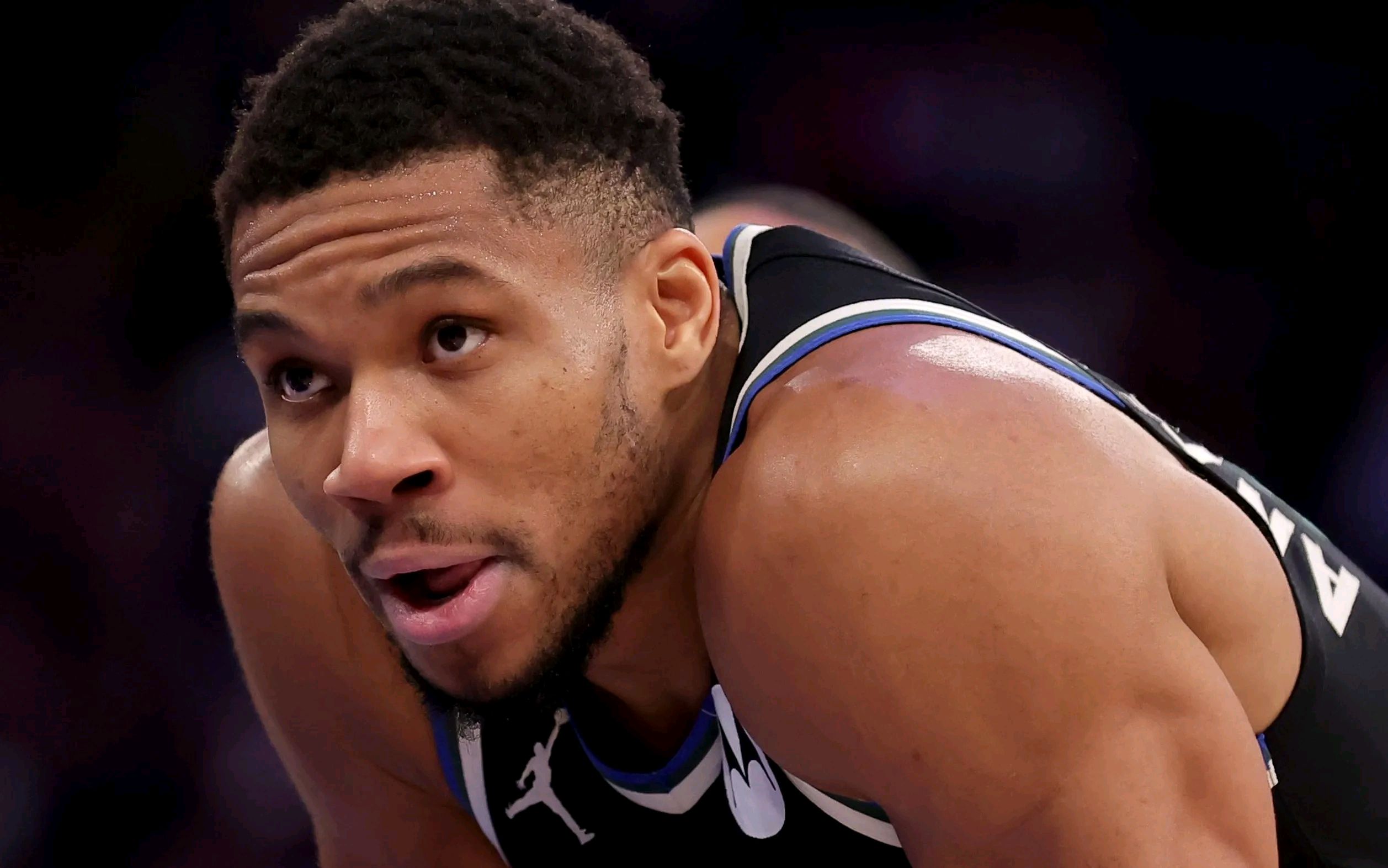 密尔沃基雄鹿发布备战花絮；窗口期门线救险；西甲任务艰巨；更衣室氛围转暖(密尔沃基食人魔达莫图片)