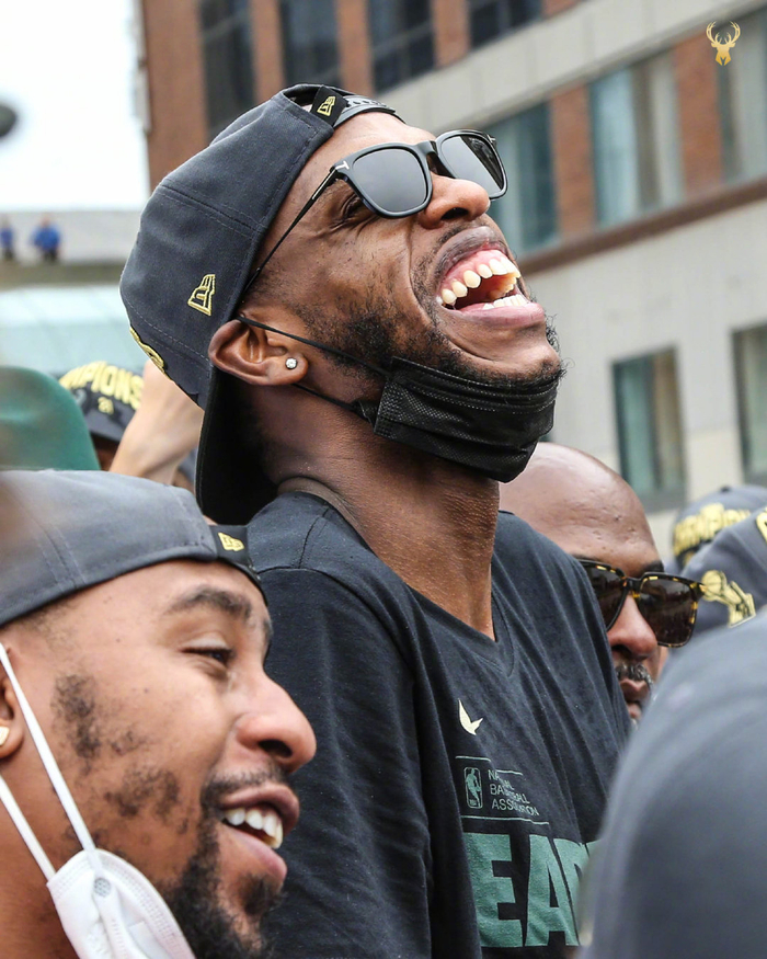 密尔沃基雄鹿发布备战花絮；窗口期门线救险；西甲任务艰巨；更衣室氛围转暖(密尔沃基食人魔达莫图片)